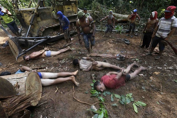Durante a ação, os madeireiros tiveram as mãos amarradas e foram despidos de suas roupas (Foto: Lunaé Parracho/Reuters)