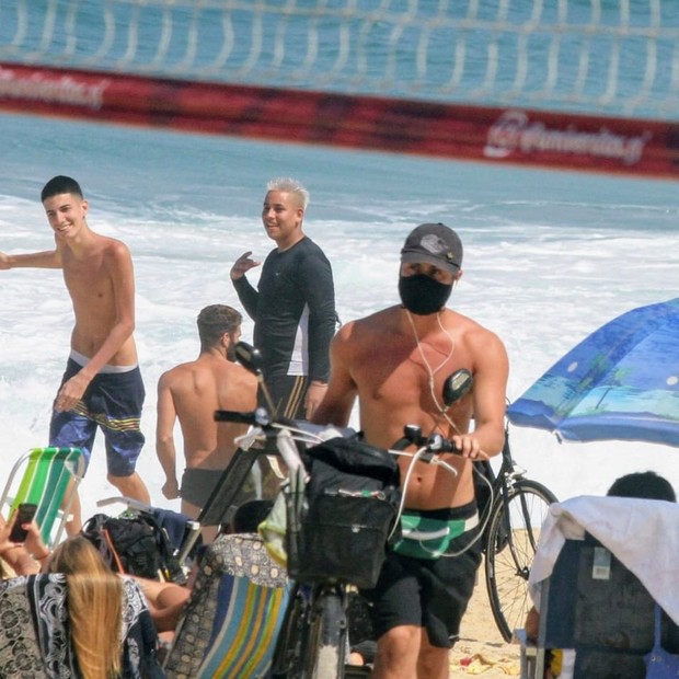 Francisco Vitti pedala ao deixar praia carioca (Foto: Daniel Delmiro/AgNews) Francisco Vitti pedala ao deixar praia carioca (Foto: Daniel Delmiro/AgNews)