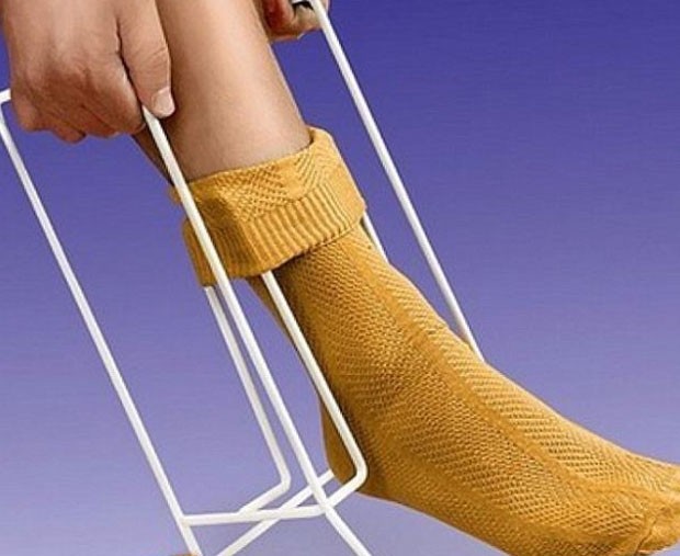 Dispositivo ajuda o usuário a colocar as meias. (Foto: Reprodução)