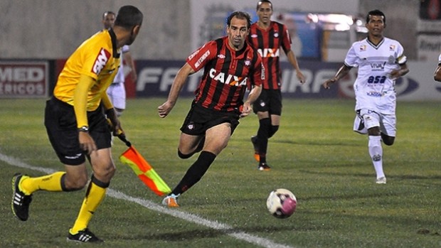 Paulo Baier, meia do Atlético-PR, contra o ASA (Foto: Gustavo Oliveira/Site oficial do Atlético-PR)