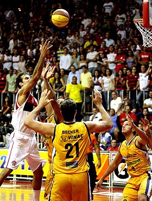 Marcelinho na partida do Flamengo e São José NBB basquete (Foto: Márcio Alves / Ag. O Globo)