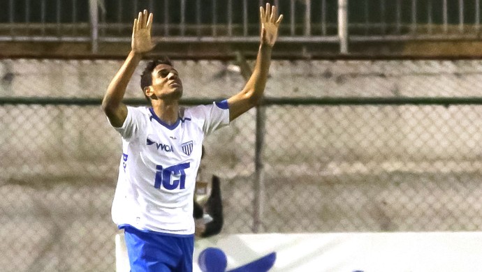 Diego Felipe comemora gol do Avai contra a Portuguesa (Foto: Rodrigo Gazzanel / Agência estado)