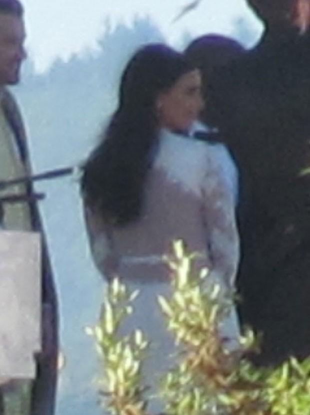 Destaque para as costas transparentes do vestido de noiva de Kim Kardashian (Foto: Splash News/AKM-GSI)