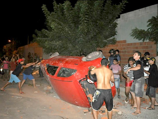População se revolta e destrói veículo do suspeito de atropelamento (Foto: Michel Dantas/Agência Miséria)