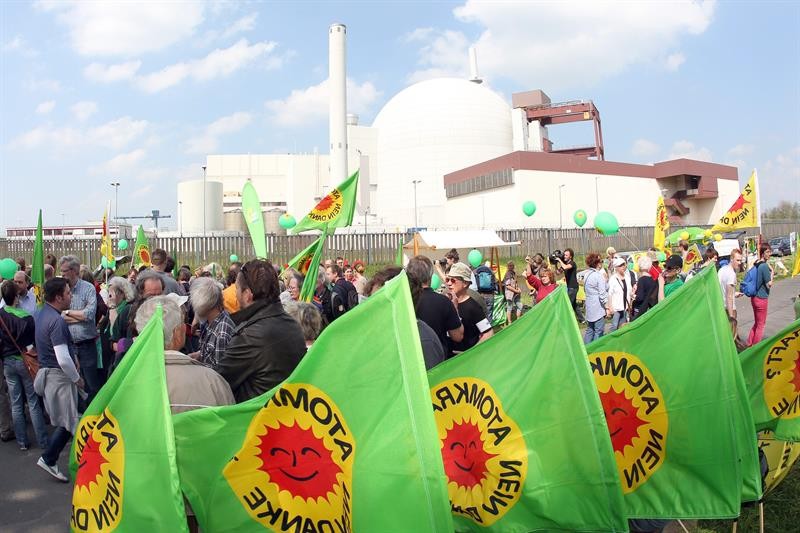 No 28º aniversário do acidente nuclear de Chernobil, manifestantes se reúnem do lado de fora da usina nuclear de Brokdorf, na Alemanha, para pedir que ela seja desativada