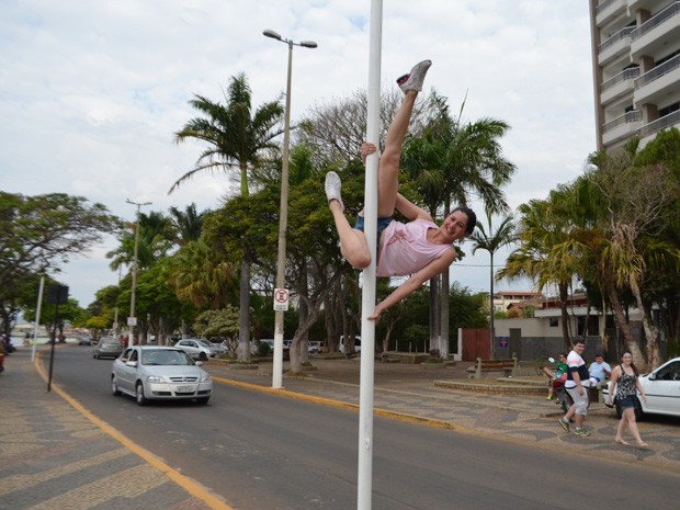 Praticantes do Polo Fitness saíram às ruas para divulgar nova modalidade em Boa Esperança (Foto: Lucas Soares)