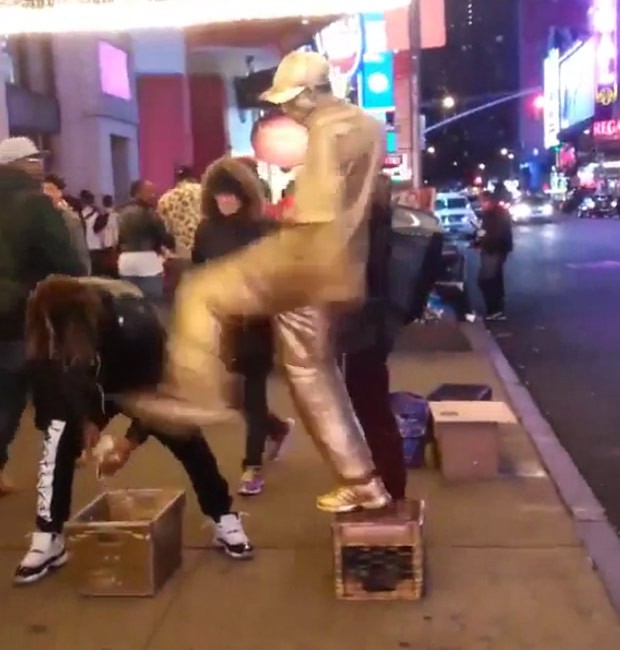 'Estátua humana' chutou rapaz que tentou 'roubar' seu dinheiro (Foto: Reprodução/Reddit/Lionhearth21) 'Estátua humana' chutou rapaz que tentou 'roubar' seu dinheiro (Foto: Reprodução/Reddit/Lionhearth21)