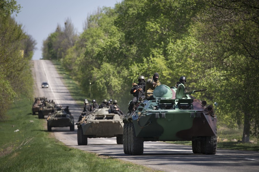 Tropas ucranianas percorrem estrada nas proximidades de Slovyansk, no leste do país, com objetivo de liberar a cidade do poder de insurgentes armados pró-Rússia
