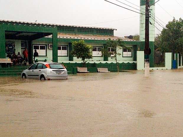 chuva alaga Maresias, em São Sebastião. (Foto: Giovanna Camargo / TV Globo)