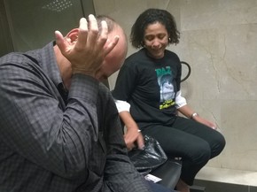 Pai e mãe chorando de alegria pela condenação do ex-PM (Foto: Lilian Quaino / G1)