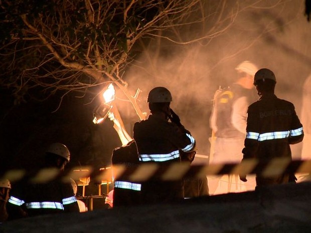 Trabalho dos bombeiros aconteceu durante a madrugada nesta quarta-feira (20) (Foto: Reprodução/ TV Gazeta)