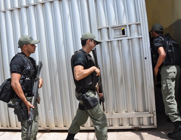 Policiais estão no local para tentar controlar o tumulto entre os presos. (Foto: Biaman Prado/O Estado)