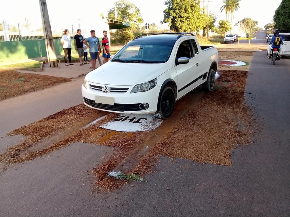 Motorista freou bruscamente sobre tapete em Ji-Paraná, dizem testemuhas (Foto: Facebook/Reprodução)