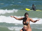 Viviane Araújo namora muito e faz farra em praia de Búzios 