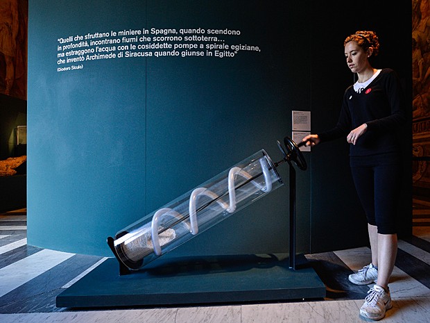 Réplica de bomba de parafuso criada por Arquimedes (Foto: Andreas Solaro/AFP)