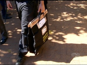 Na sede do Incra foram apreendidos processos relativos a assentamentos e equipamentos de informática  (Foto: Reprodução/TV Anhanguera)
