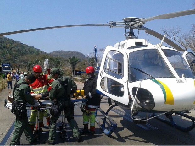 Motorista de carreta que pegou fogo chegou a ficar preso às ferragens e foi socorrido por helicóptero (Foto: Ciopaer/Divulgação)