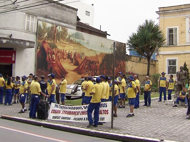 Carteiros fazem protesto por mais segurança em São Vicente, SP (Foto: Reprodução/TV Tribuna) Carteiros fazem protesto por mais segurança em São Vicente, SP (Foto: Reprodução/TV Tribuna)