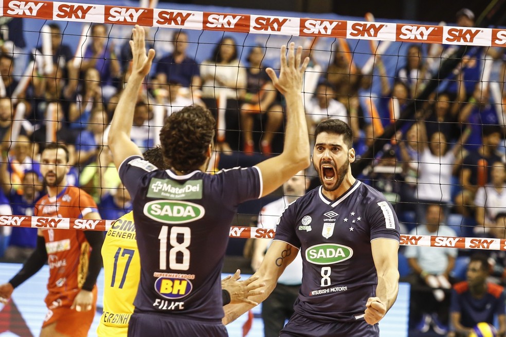 Evandro, um dos melhores em quadra, comemora ponto com Filipe (Foto: Divulgação/Inovafoto/CBV)