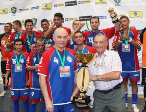 Shouse levanta a taça de campeão da Liga Norte de Futsal (Foto: Divulgação / CBFs)