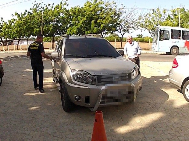 Veículo do motorista foi periciado pela Polícia Civil (Foto: TV Verdes Mares/Reprodução)