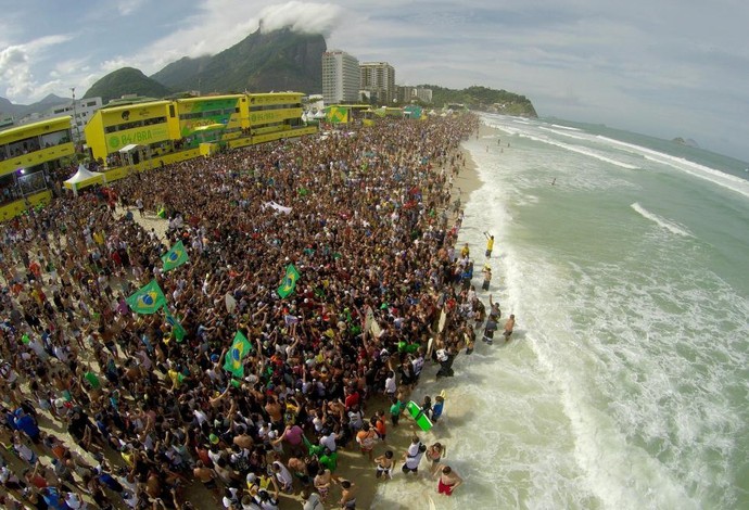 Praia da Barra da Tijuca lotada durante a etapa do Mundial de surfe no Rio (Foto: WSL/Alexandre Salem)