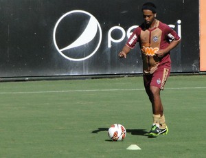  Ronaldinho no treino do Atlético-MG (Foto: Léo Simonini)