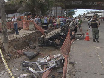 Carro capotou dentro da vala da obra (Foto: Reprodução/TV Globo)