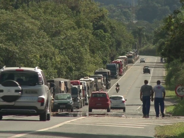 Caminhoneiros protestam na rodovia Padre Manoel da Nóbrega (Foto: Reprodução/TV Tribuna)