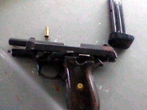 Pistola calibre 765 foi apreendida com os suspeitas (Foto: Divulgação/PM do RN)