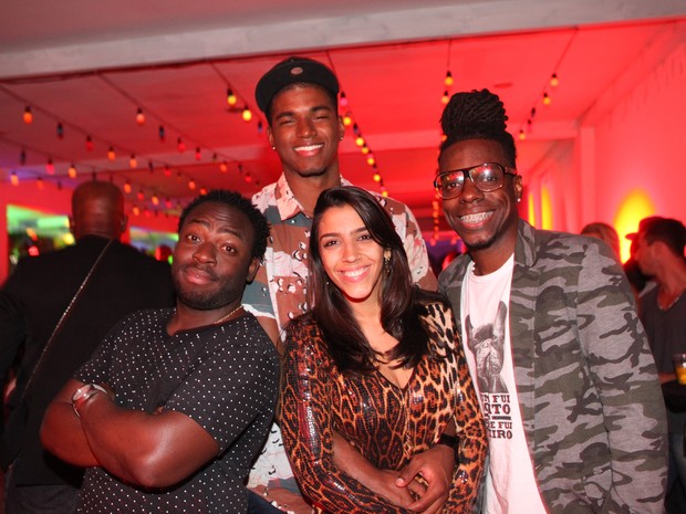 Benedita ao lado dos produtores da Auê - Douglas Silva, João Pedro Januário e Vinicius Feijão (Foto: Divulgação)