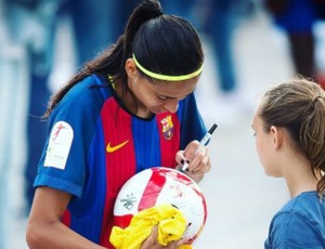 Andressa Alves dá autógrafos em jogo do Barcelona