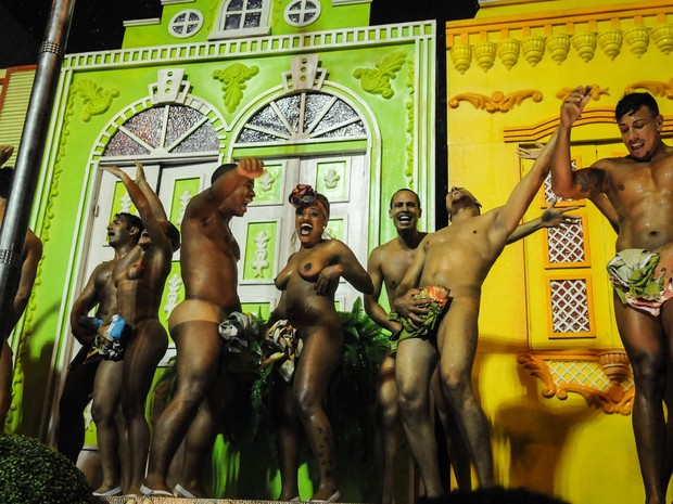Destaque de carro alegórico desfilam sem roupa durante desfile da Mocidade Independente de Padre Miguel (Foto: Alexandre Durão/G1)