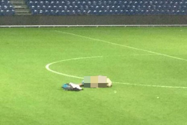 Casal ousado foi flagrado fazendo sexo no meio do campo após partida entre Brøndby e Randers  (Foto: Reprodução/Twitter)
