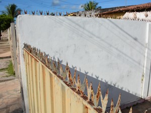 Taxista havia aumentado a altura do muro que separava as duas residências em João Pessoa (Foto: Walter Paparazzo/G1)