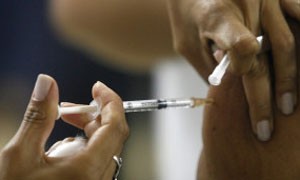 Vacinação ajudou a combater a mortalidade infantil (Foto: AP/BBC)