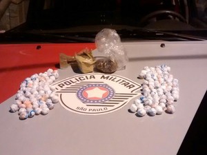 Polícia apreendeu 450 gramas de maconha e R$ 20 (Foto: Divulgação/ Polícia Militar)