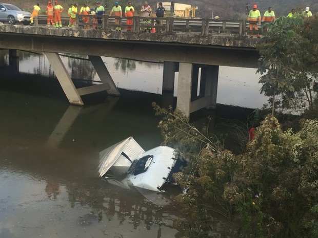 Caminhão cai no rio em Queluz e motorista morre (Foto: Talita França/G1)