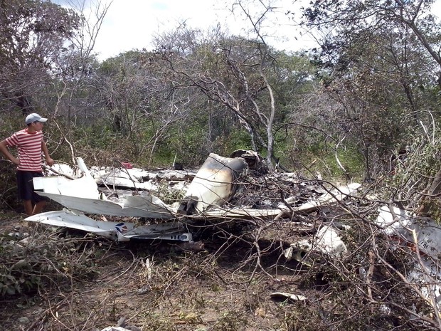 Avião de pequeno porte explodiu durante queda em Assunção do Piauí (Foto: Caetano Silva/Assuncaolivre.com)