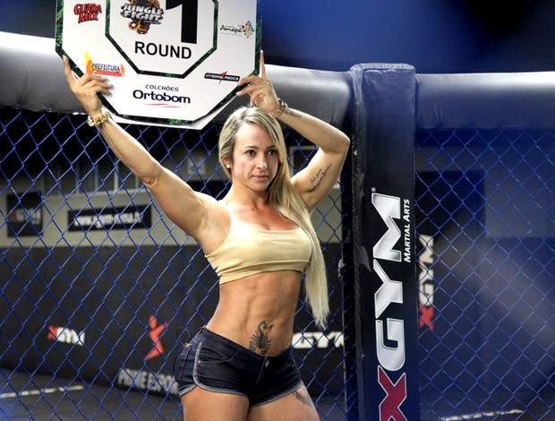 A ring girl Geisa Vitorino academia treino MMA (Foto: Ivan Raupp)