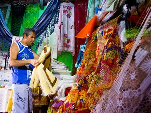 Artesão mostra o seu trabalho para as estilas cariocas (Foto: Jonathan Lins/G1)