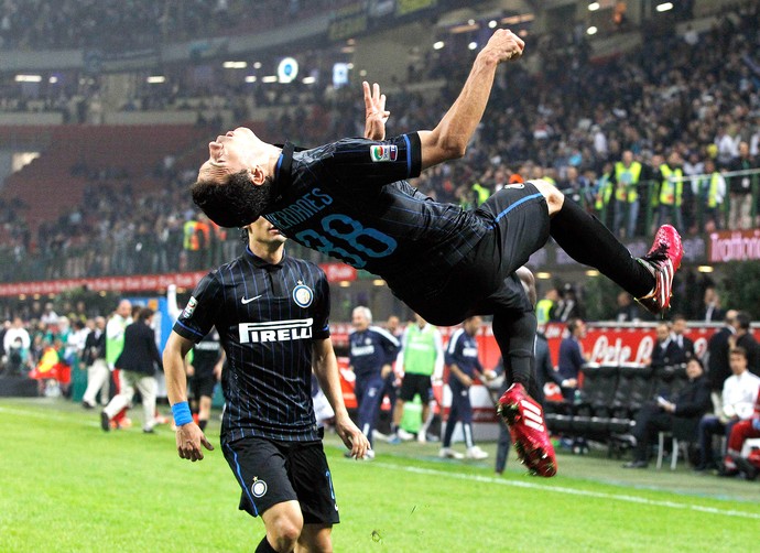 comemoração Hernanes, Inter Milan x Napoli (Foto: Reuters) comemoração Hernanes, Inter Milan x Napoli (Foto: Reuters)