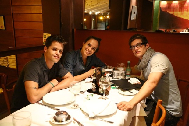 Max Carver  e Daniel Sharman jantam com a atriz Juliana Lohmann (Foto: Rodrigo dos Anjos/AG. News)