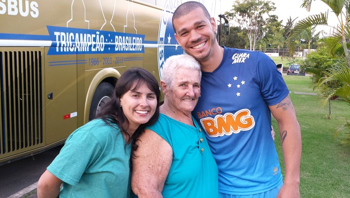 Nilton com fãs no treino do Cruzeiro (Foto: Marco Antônio Astoni)