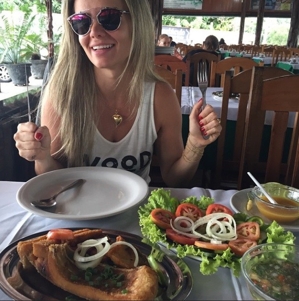 Ivonete sai da dieta e come peixe frito em Manaus (Foto: Arquivo Pessoal)