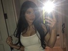 Kylie Jenner posa de shortinho e camiseta branca para selfie