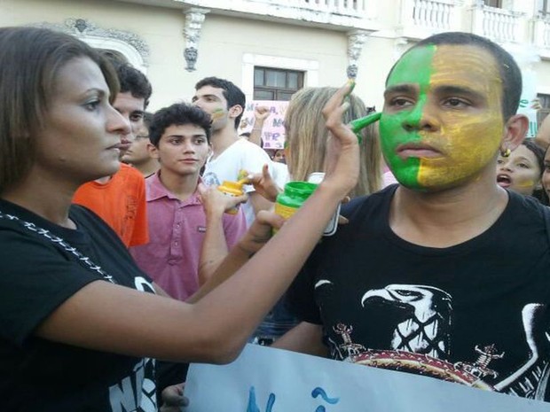 Estudantes pintam o rosto com as cores da bandeira do Brasil (Foto: Marina Fontenele/ G1 )