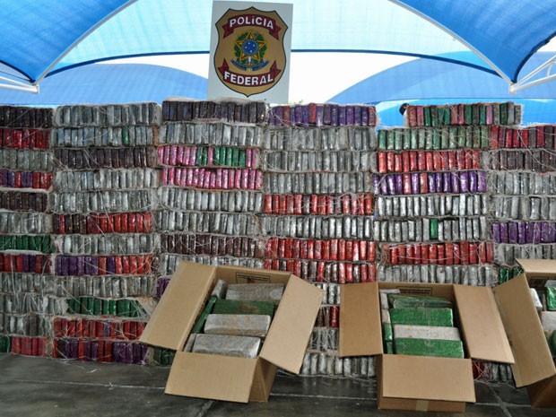 Entorpecente, que estava escondido em caixas, foi levado à sede da PF, no Bairro do Recife (Foto: Divulgação / PF)