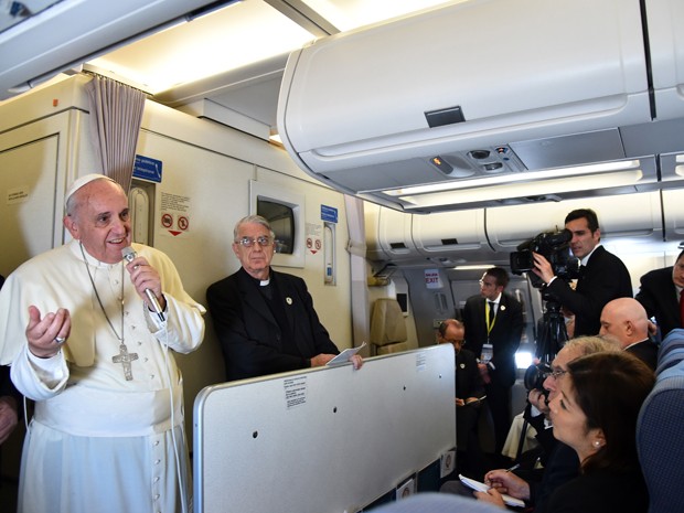 O Papa Francisco fala aos jornalistas que o acompanham durante voo de volta a Roma, após visita às Filipinas, na segunda-feira (19) (Foto: AFP Photo/Giuseppe Cacace)
