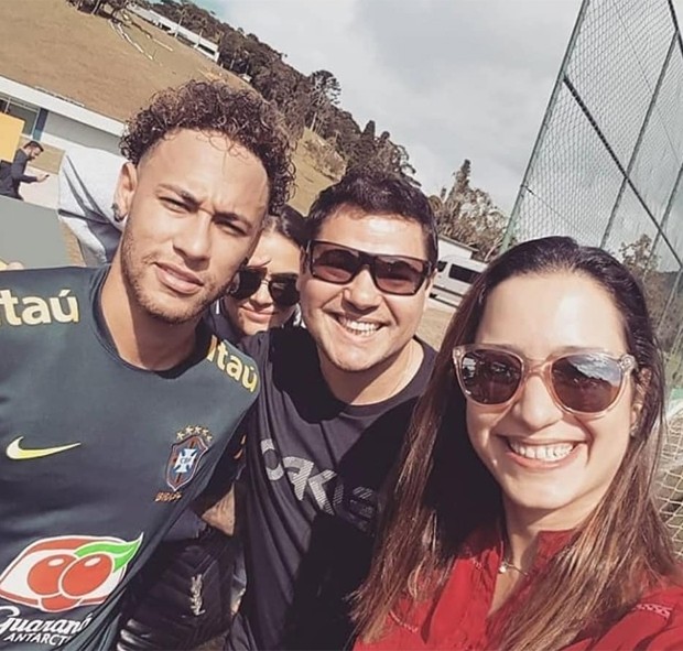 Bruna Marquezine e Neymar com fãs (Foto: Reprodução/Instagram) Bruna Marquezine e Neymar com fãs (Foto: Reprodução/Instagram)